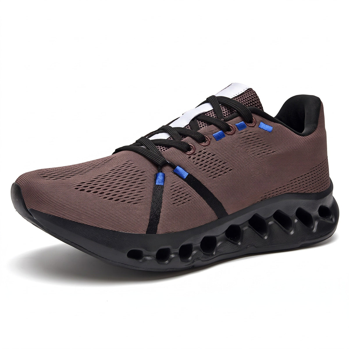 Bruine sneaker met zwarte gegolfde zool, gefotografeerd vanaf de zijkant | Boutique Moda