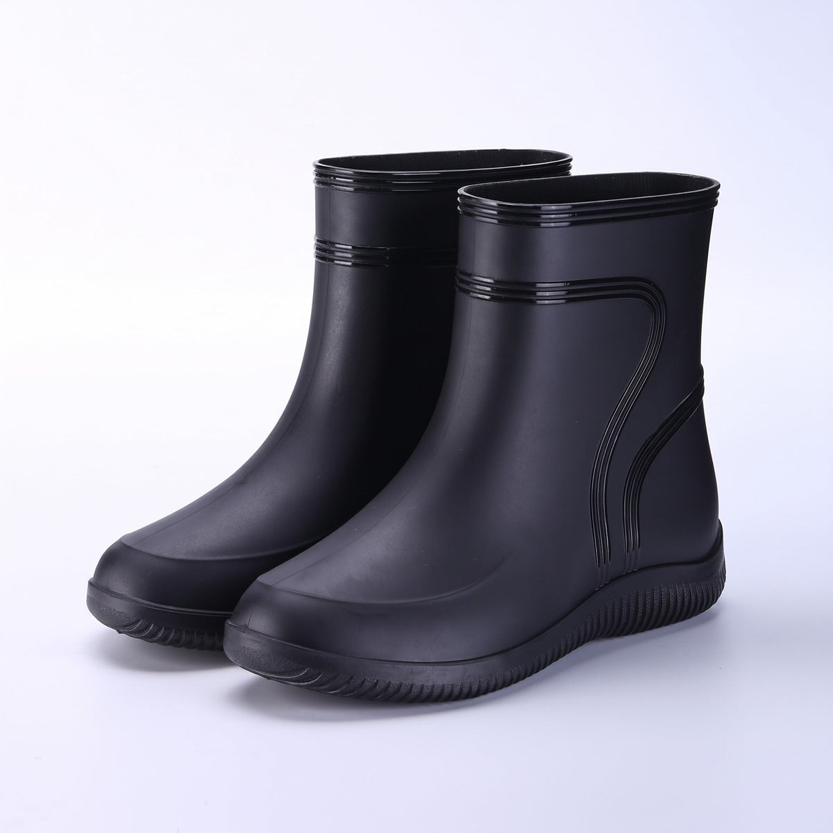 Zwarte korte regenlaarzen met profielzool, vrijstaand op witte achtergrond | Boutique Moda