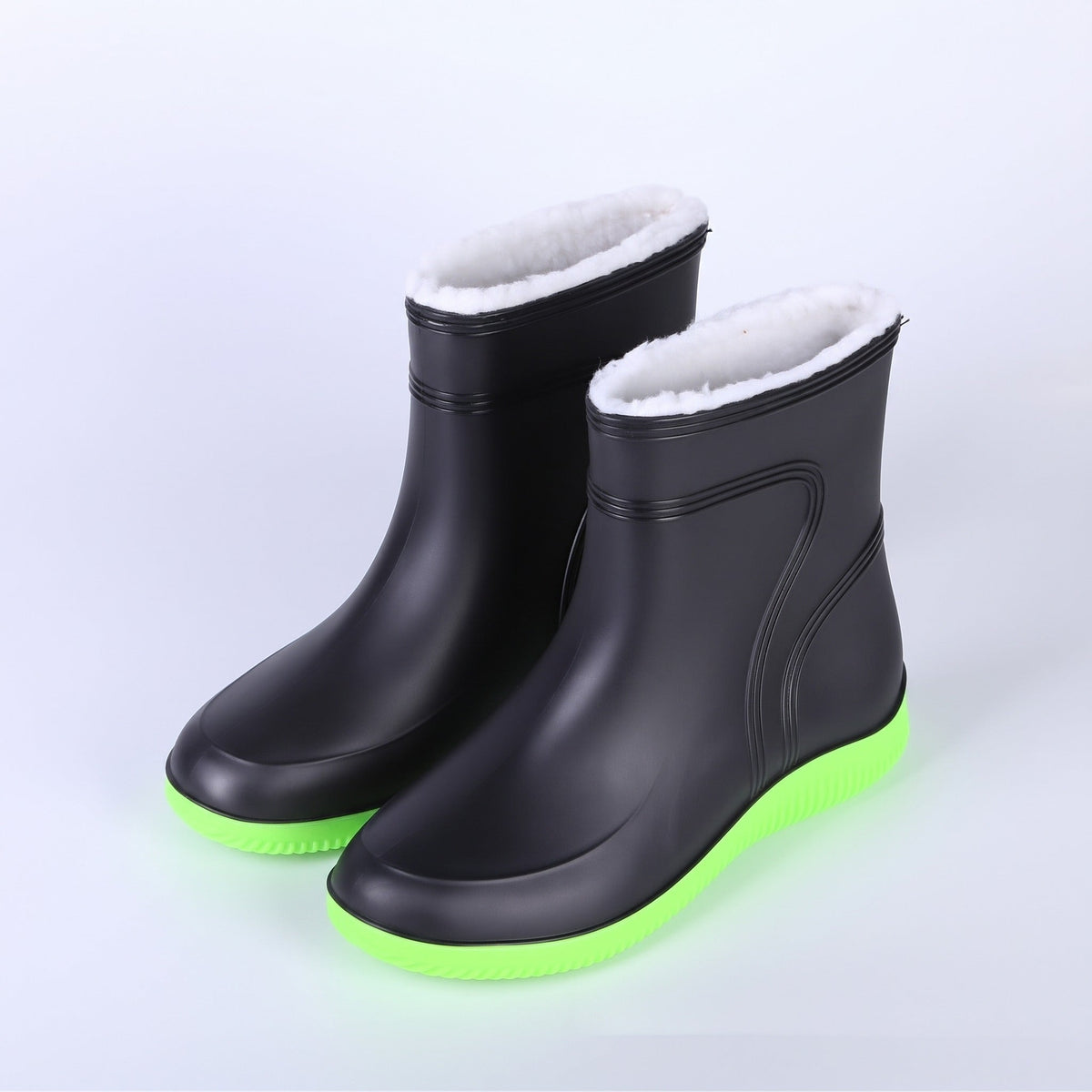 Zwarte enkellaarzen met groene zool en witte pluchevoering, vrijstaand | Boutique Moda