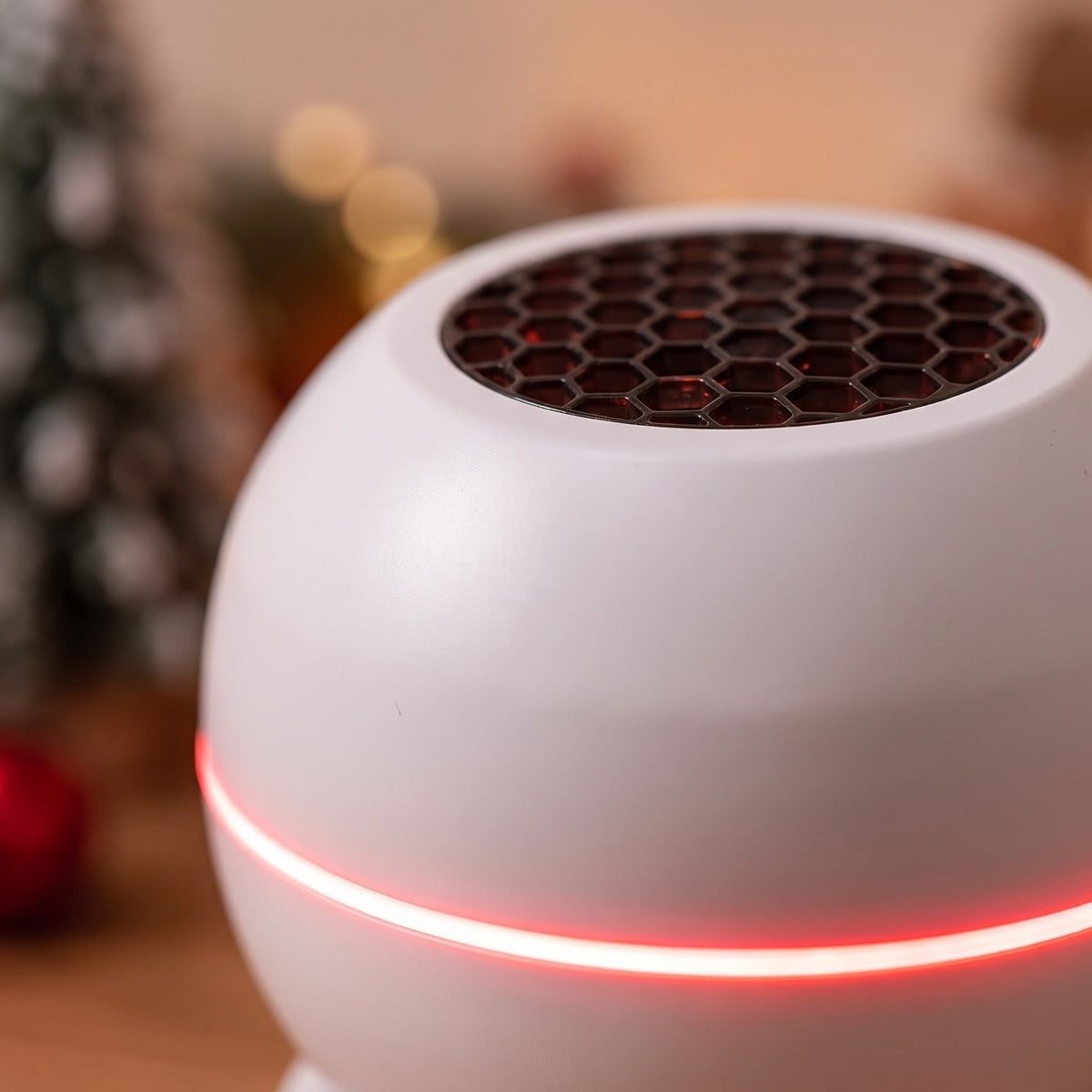 Witte bolvormige lichtprojector met rood honingraatpatroon en gloeiende rand | Boutique Moda