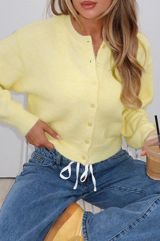 Lichtgeel kort vest met een jeans
