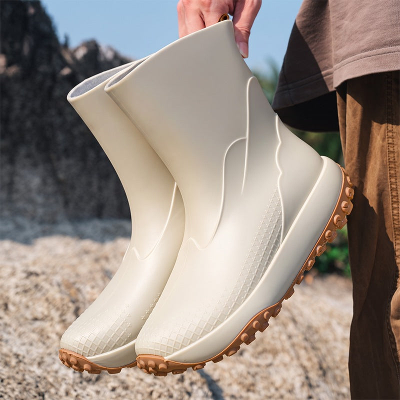 Beige rubberlaarzen voor heren met antislip zool, in de hand gehouden