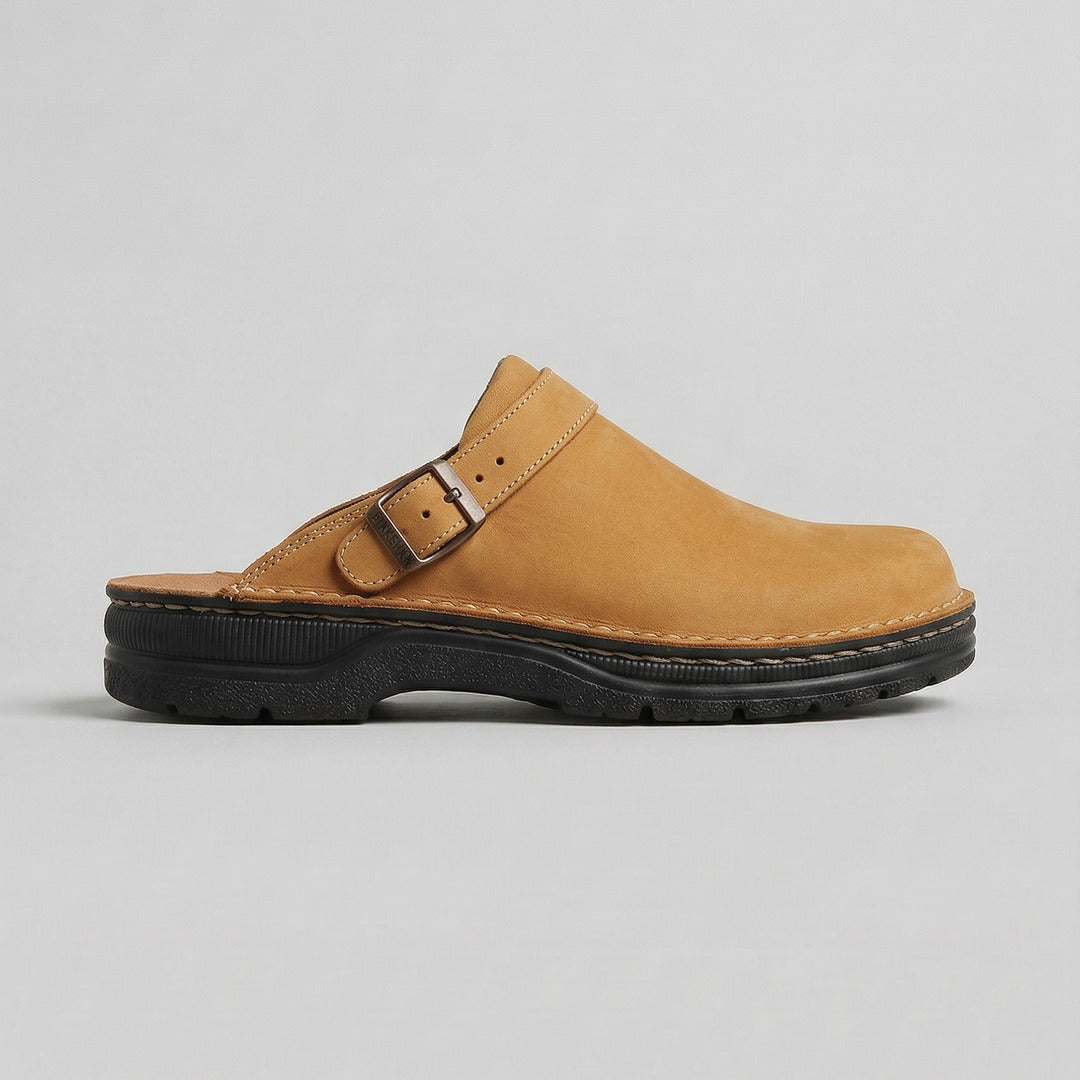 Camelkleurige vegan leren clog met gesp en zwarte zool, vrijstaand op witte achtergrond | Boutique Moda