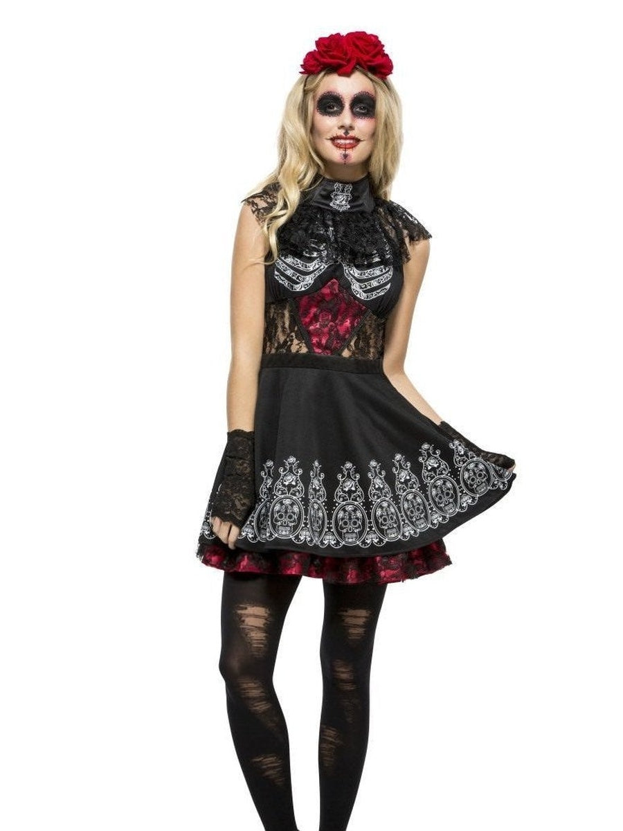 Vrouw in de zwarte Dia de los Muertos jurk met rozen haarband, voorkant