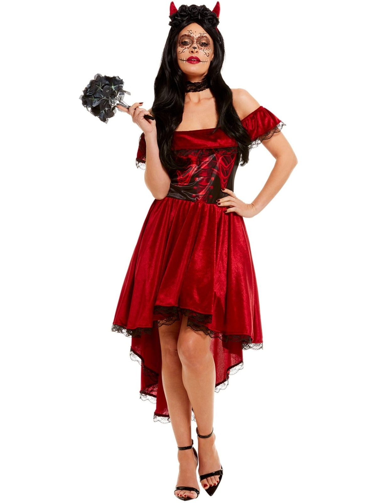 Vrouw in het Dia de los Muertos kostuum met zwarte rozen