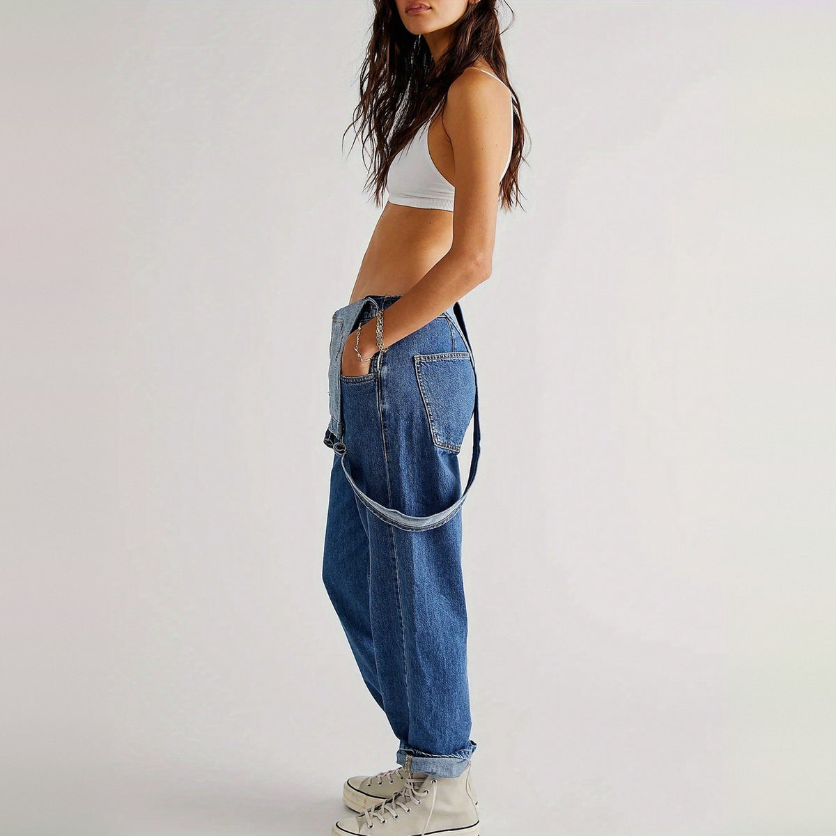 Blauwe denim tuinbroek losse pasvorm gedragen door vrouw model | Boutique Moda