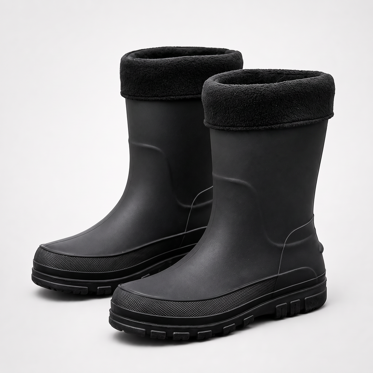 Zwarte regenlaarzen met fleece voering, halfhoge schacht, vrijstaand getoond | Boutique Moda