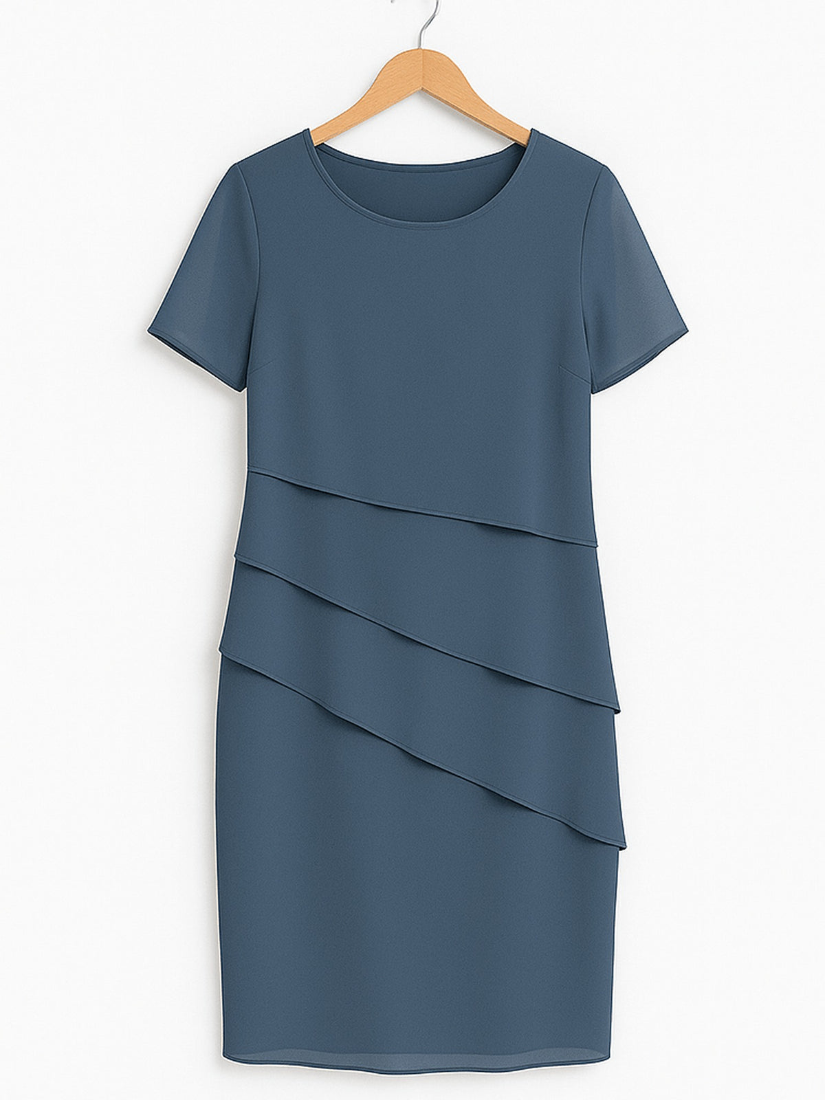 Blauwgrijze jurk met asymmetrische laagjes, korte mouwen, hangend op kledinghanger | Boutique Moda