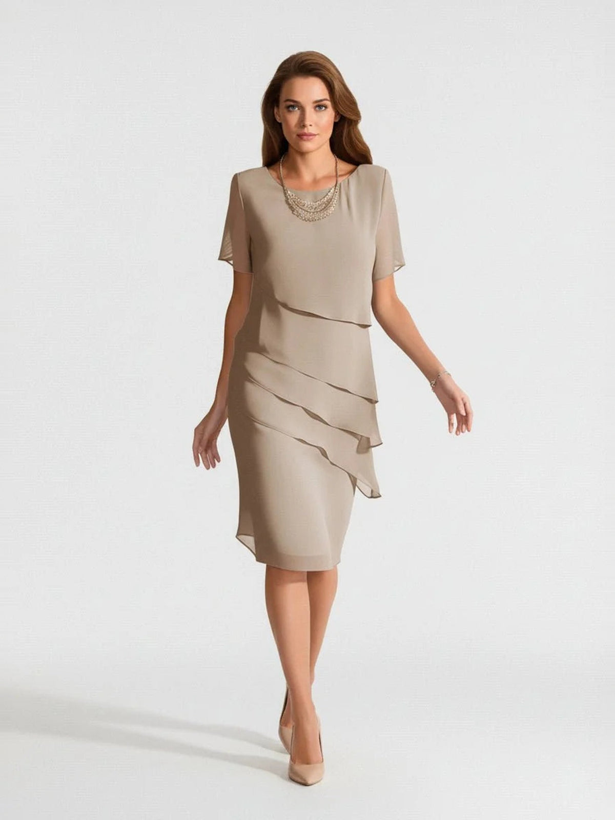 Beige chiffon jurk met korte mouwen en asymmetrische laagjes, gedragen door model | Boutique Moda