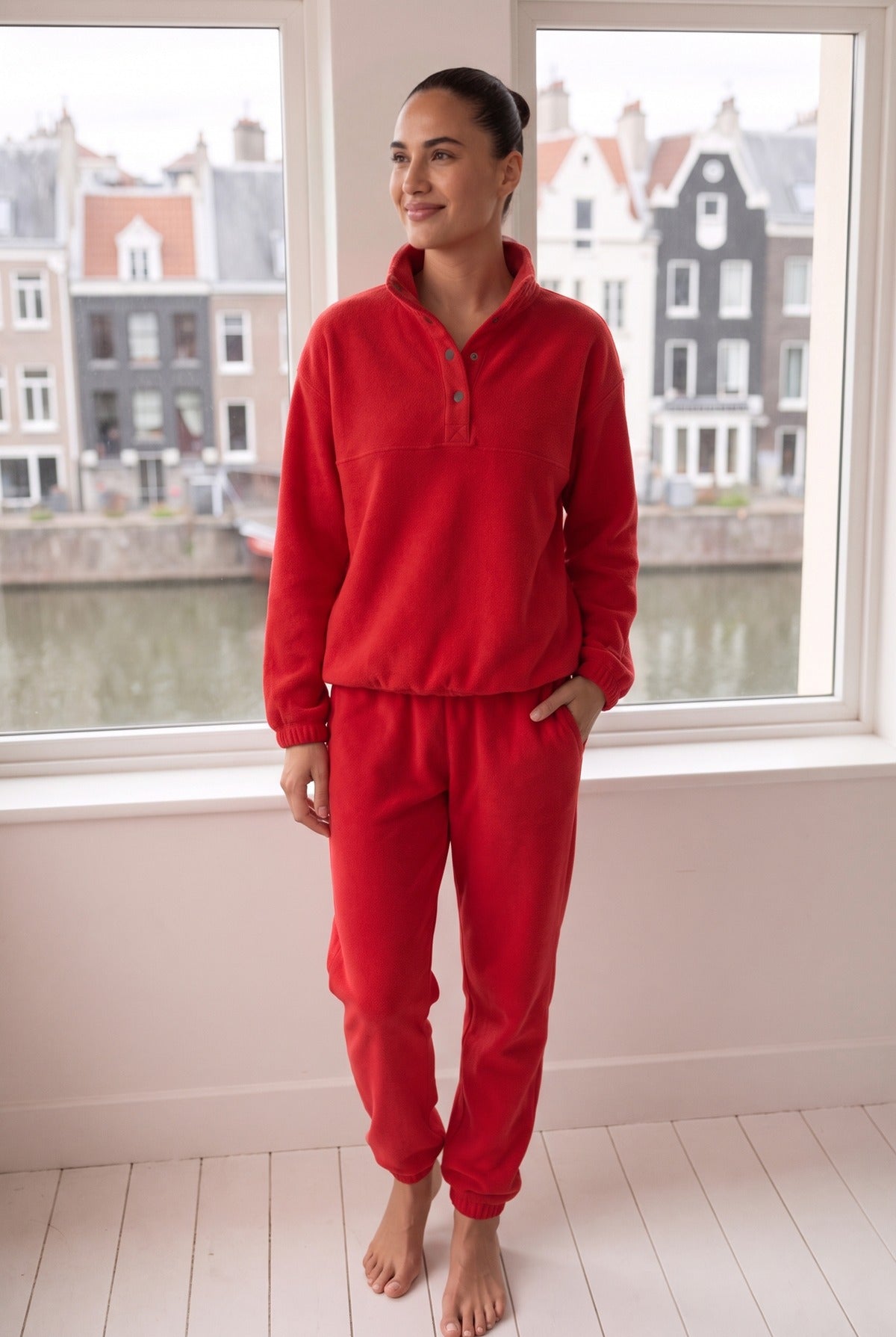 Vrouw in een fleece huispak met opstaande kraag in een Amsterdams appartement
