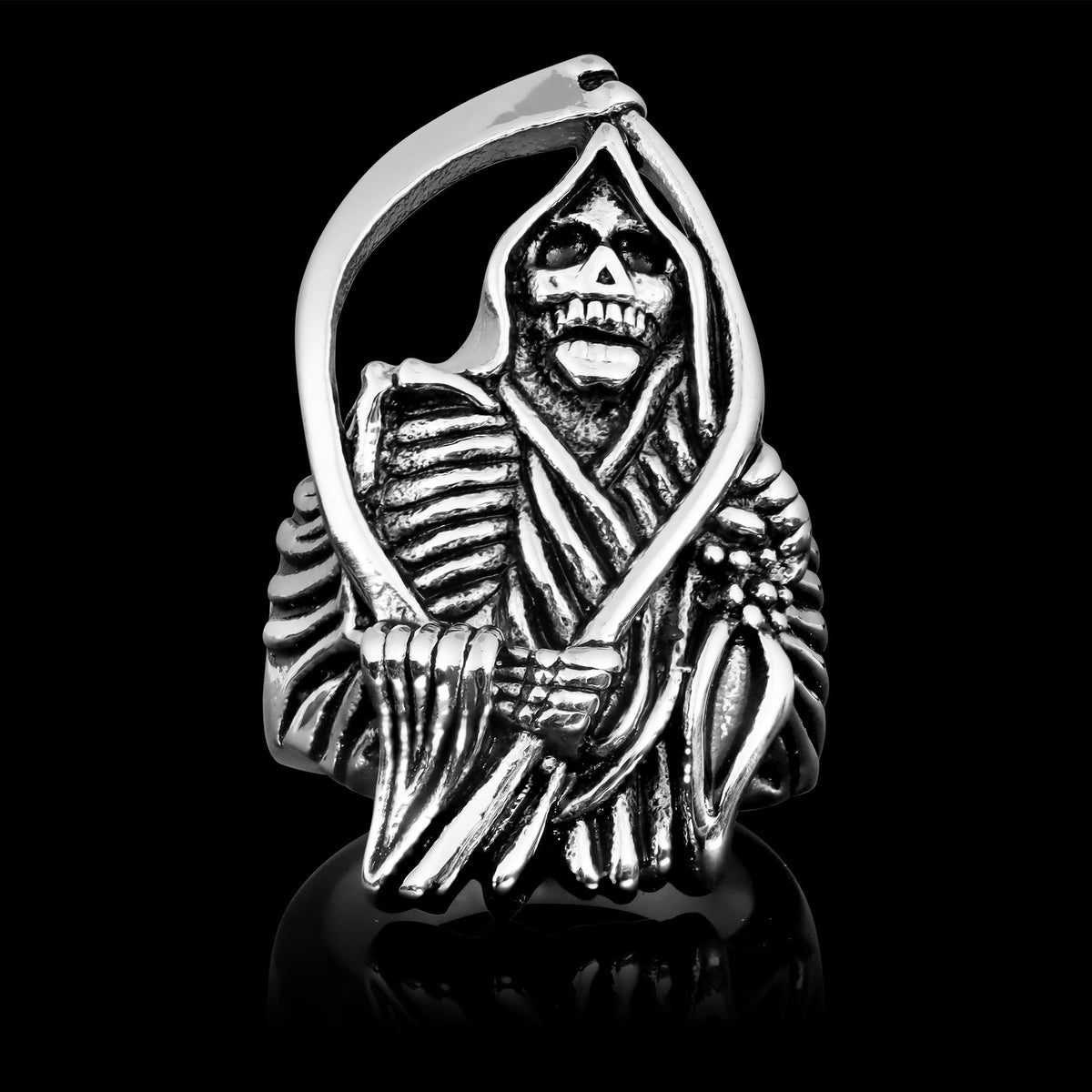 Zilverkleurige ring met zeisman-skelet, liggend vrijstaand op zwarte achtergrond | Boutique Moda