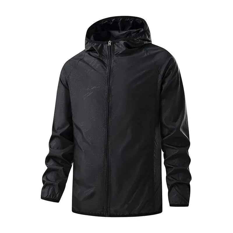 Zwarte lichtgewicht jas met capuchon en rits, op onzichtbare paspop | Boutique Moda