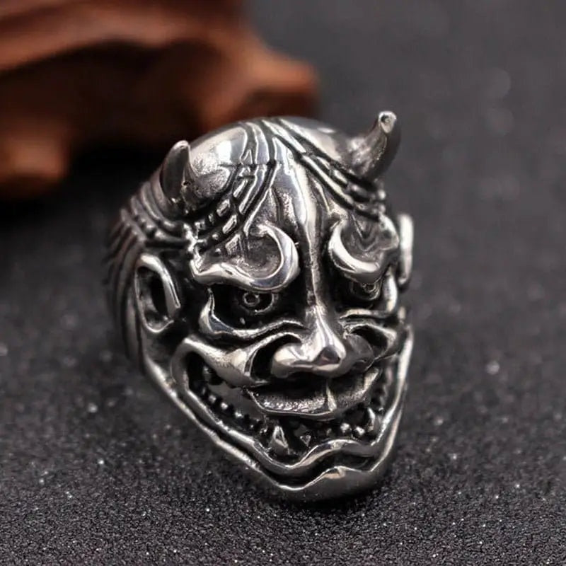 Zilverkleurige ring met gedetailleerd Oni demonenmasker en hoorns, close-up zonder drager | Boutique Moda