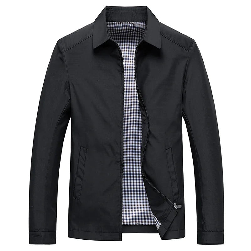 Zwarte jas met overhemdkraag en geruite voering, open rits, hangend | Boutique Moda