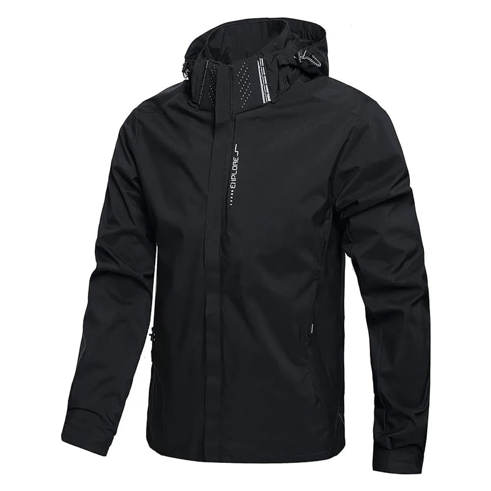 Zwarte waterdichte jas met capuchon, opgehangen, ritszakken zichtbaar | Boutique Moda