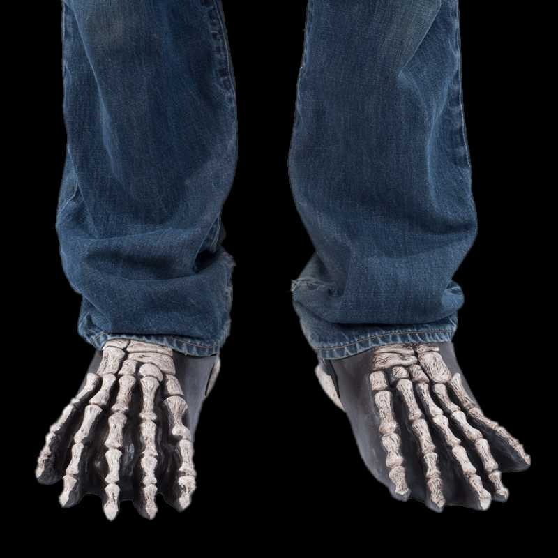 Grijze skeletvoeten schoenhoezen gedragen over spijkerbroek, op kale voeten model | Boutique Moda