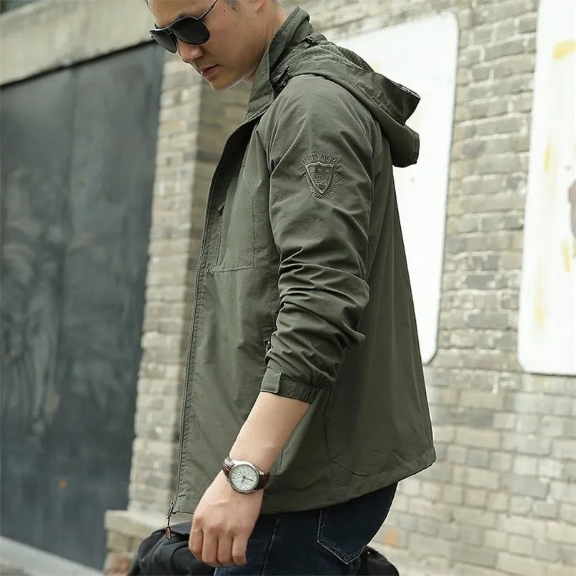 Groene outdoorjas met capuchon, gedragen door man op straat | Boutique Moda