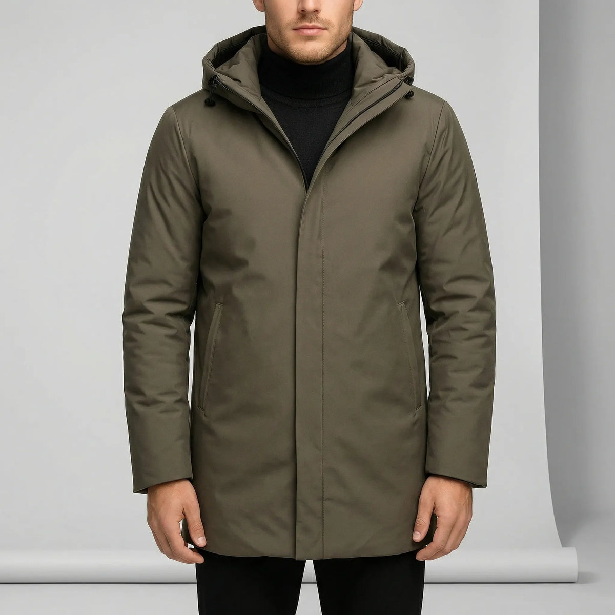 Olijfgroene regenjas met capuchon, gedragen door een man, effen kleur | Boutique Moda