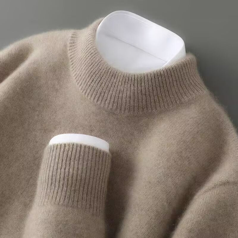 Beige gebreide trui met opstaande kraag, close-up op paspop getoond | Boutique Moda
