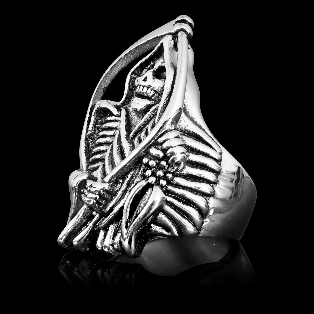 Zilverkleurige ring met zeisdragend skelet, vrijstaand getoond op zwarte achtergrond | Boutique Moda