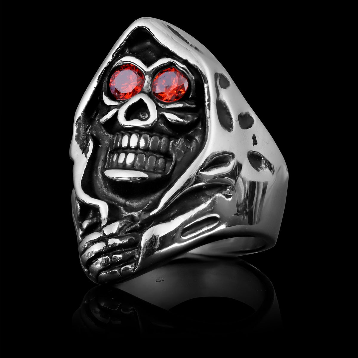 Zilverkleurige ring met doodskop, rode ogen en capuchon, vrijstaand getoond | Boutique Moda