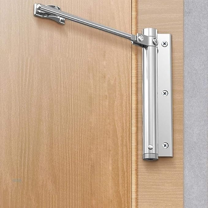 Zilveren deurdranger gemonteerd op houten deur met arm naar deurkozijn | Boutique Moda