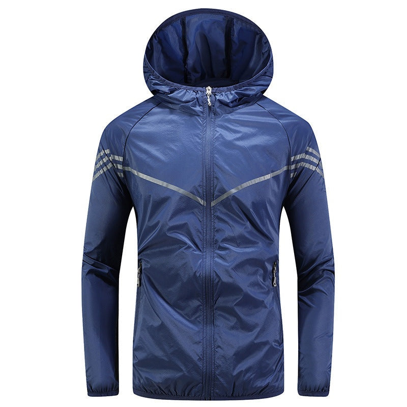 Blauwe glanzende hardloopjas met capuchon en ritszakken op mannequin getoond | Boutique Moda