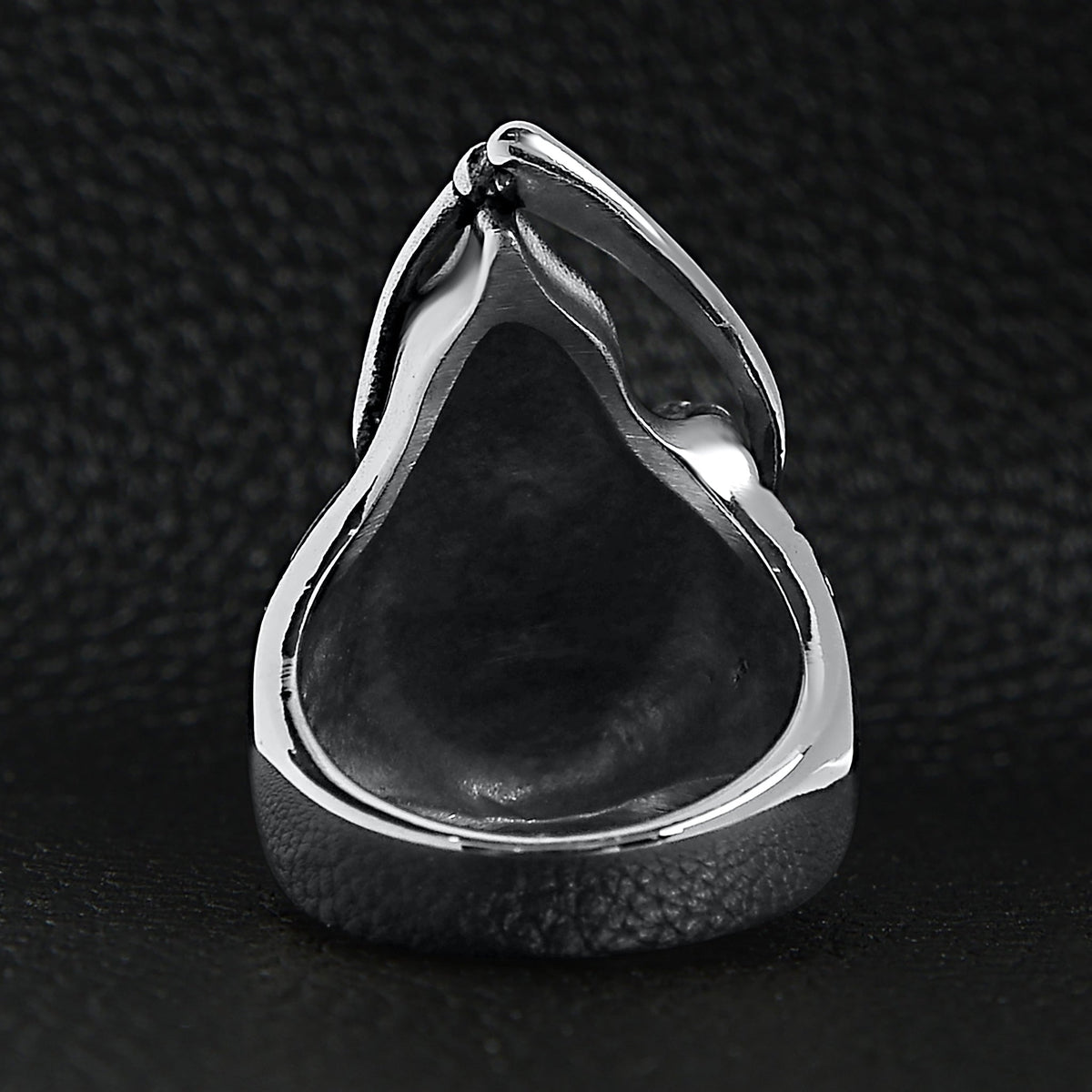 Zilverkleurige druppelvormige ring met glanzend oppervlak, vrijstaand tegen donkere achtergrond | Boutique Moda