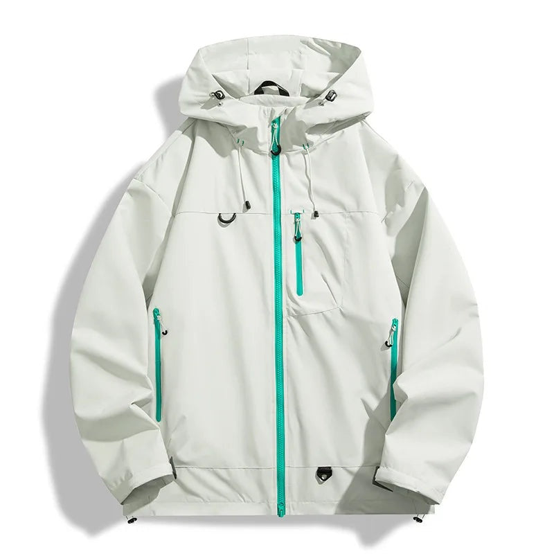 Witte sportieve jas met groene ritsen en capuchon, los op witte achtergrond | Boutique Moda