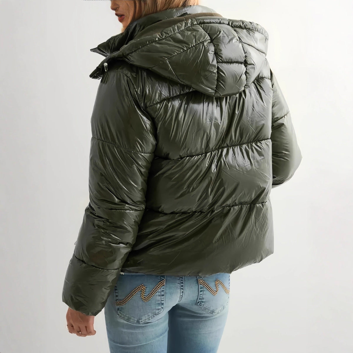Groene glanzende winterjas met capuchon, gedragen door vrouw, achteraanzicht | Boutique Moda