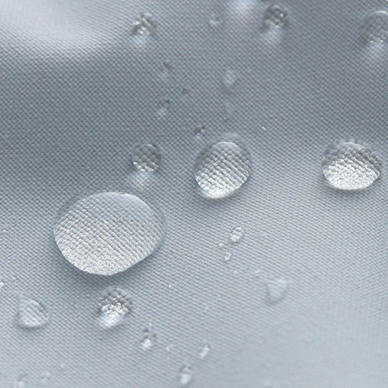 Close-up van waterdruppels op grijs waterdicht stofoppervlak, geen persoon zichtbaar | Boutique Moda