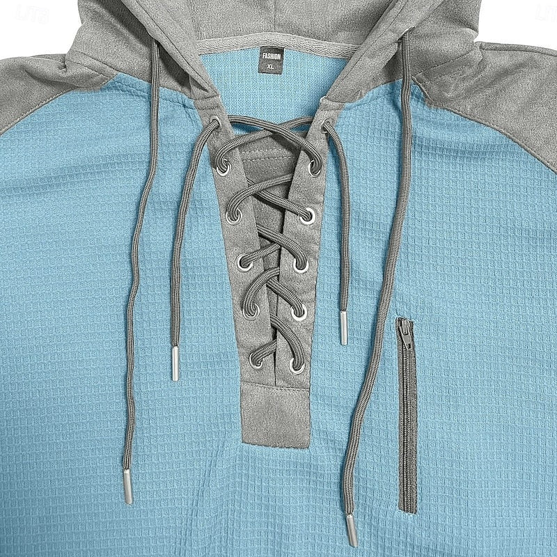 Lichtblauwe hoodie met grijze capuchon, veterdetail en raglanmouwen, close-up weergave | Boutique Moda