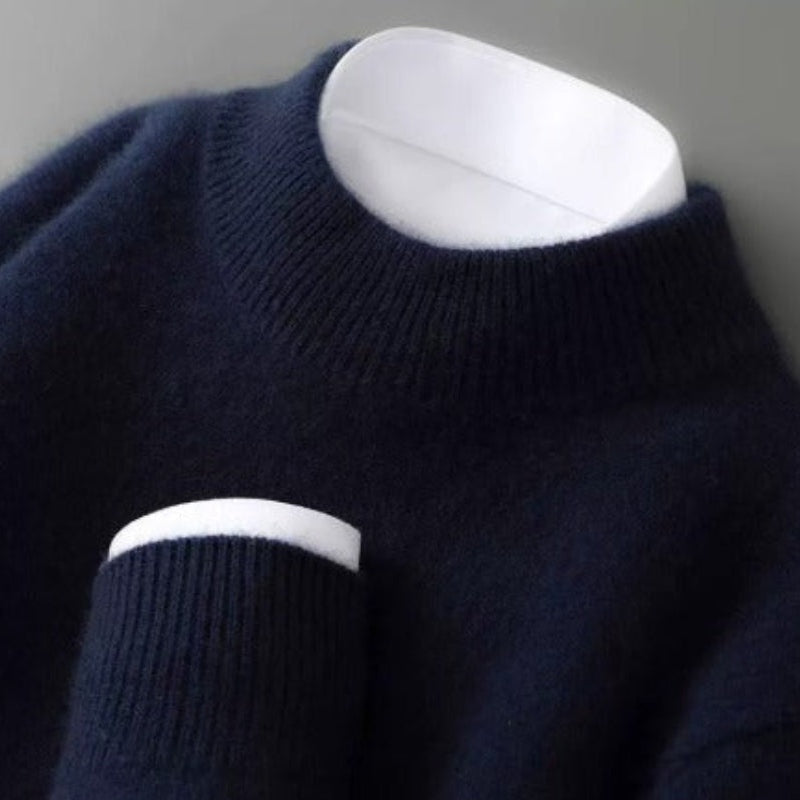 Marineblauwe gebreide trui met opstaande kraag, close-up detailfoto van kraag en mouw | Boutique Moda