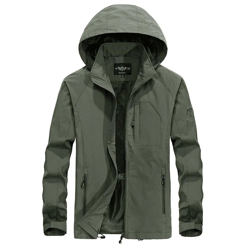 Legergroene outdoorjas met capuchon, rits en zakken, los liggend getoond | Boutique Moda