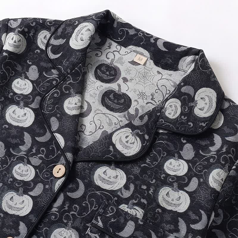Zwart pyjamajasje met pompoenen- en vleermuizenprint, close-up op kraag en knopen | Boutique Moda