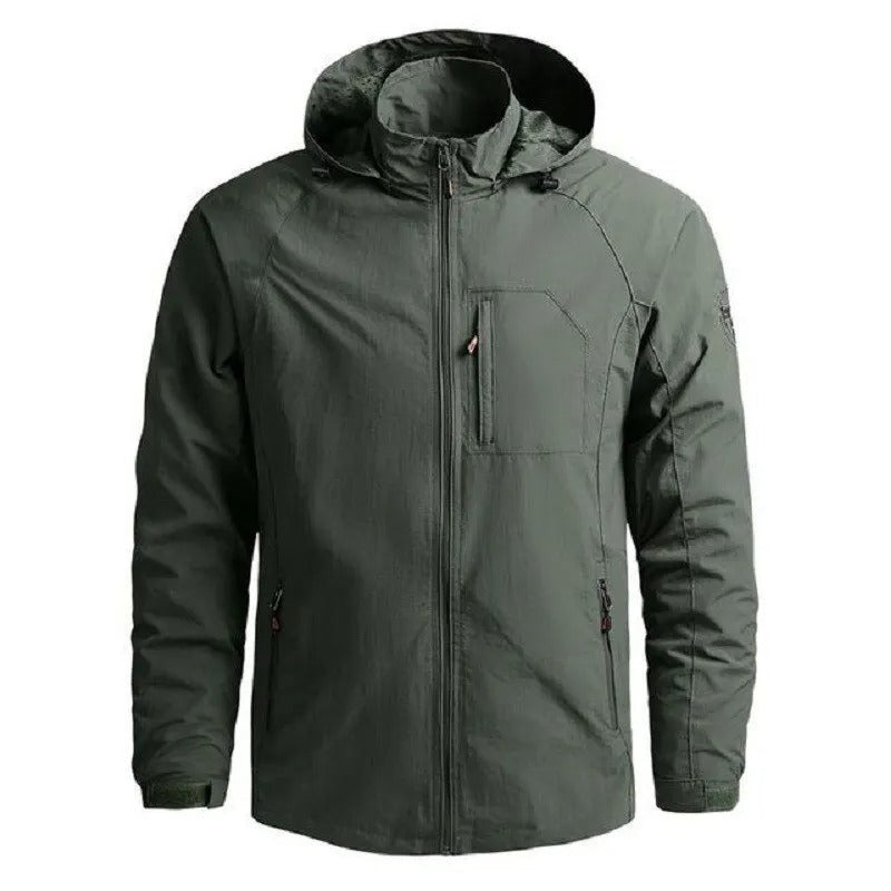 Groen waterdichte jas met capuchon en borstzak, los opgehangen getoond | Boutique Moda