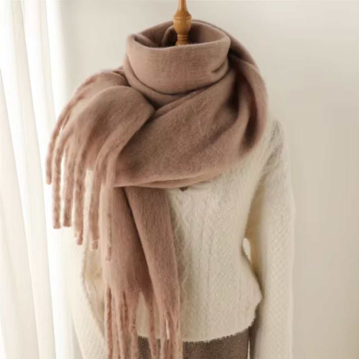 Roze effen sjaal met franjes, omgeslagen om paspop | Boutique Moda
