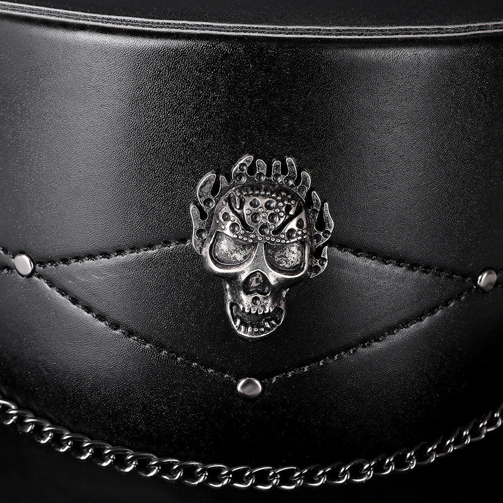 Zwarte hoed met doodskop embleem, studs en ketting, close-up zonder persoon | Boutique Moda