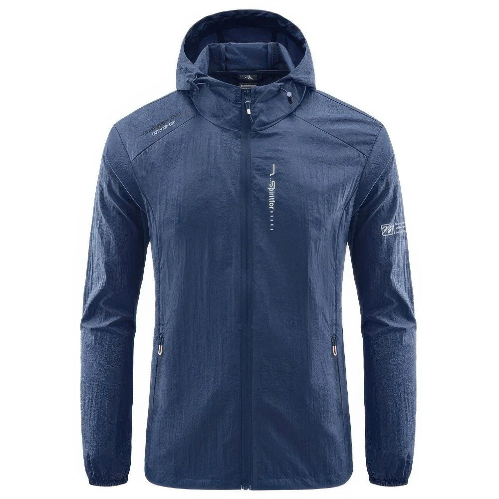 Donkerblauwe sportieve jas met capuchon, gedragen door een man op foto | Boutique Moda