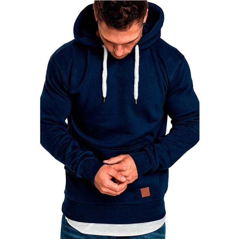 Donkerblauwe hoodie met capuchon en emblem, gedragen door een man | Boutique Moda