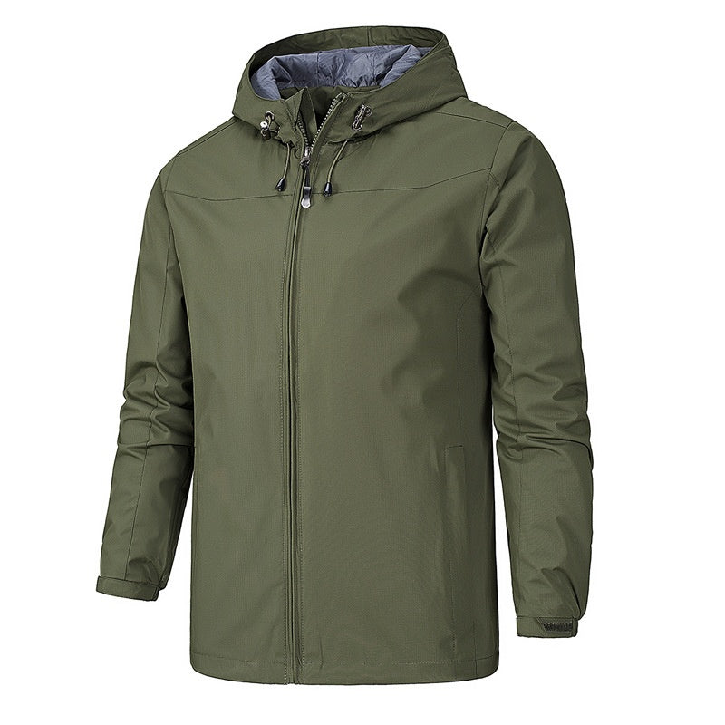 Groene outdoorjas met capuchon en rits, gedragen door model | Boutique Moda