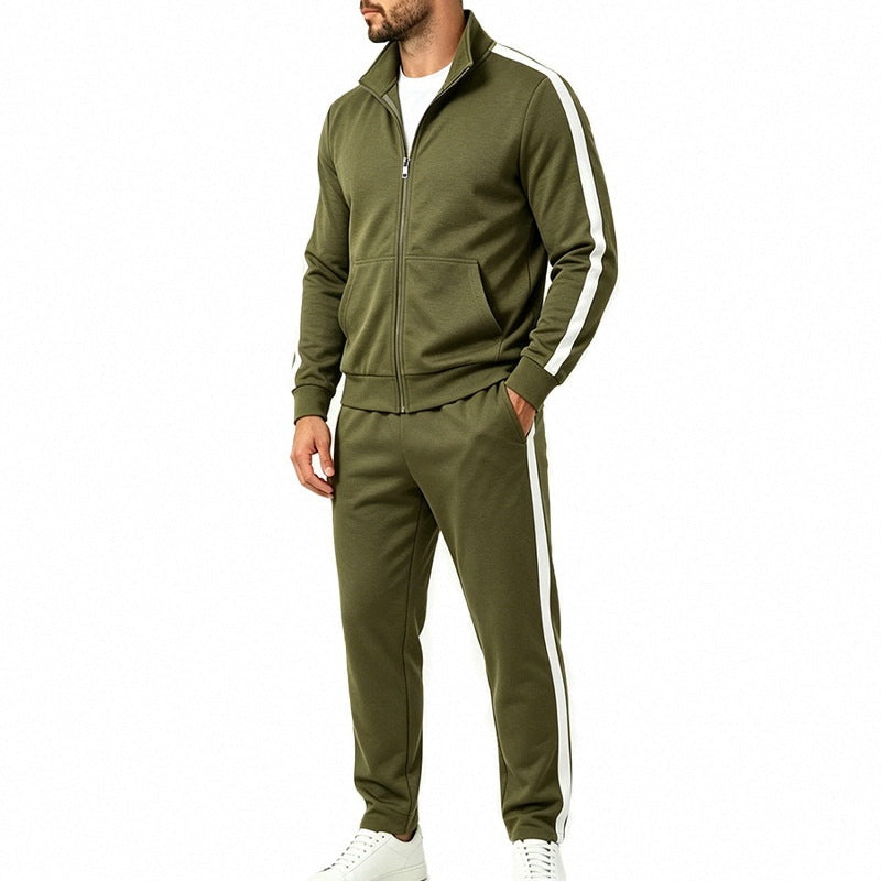Groen trainingspak met witte contraststreep, gedragen door man, opstaande kraag | Boutique Moda