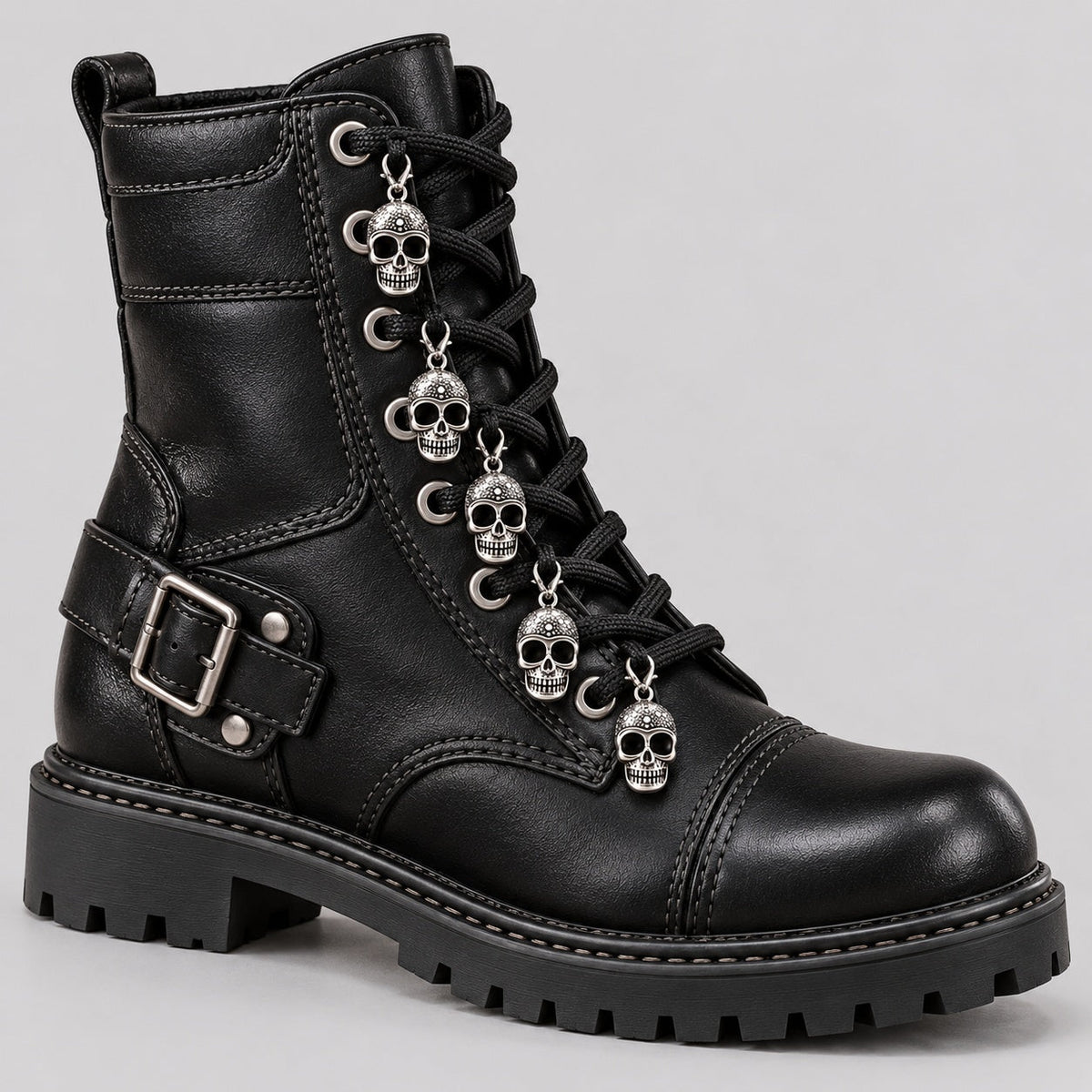 Zwarte veterboot met gespdetail en zilveren doodskopbedels aan de veters | Boutique Moda
