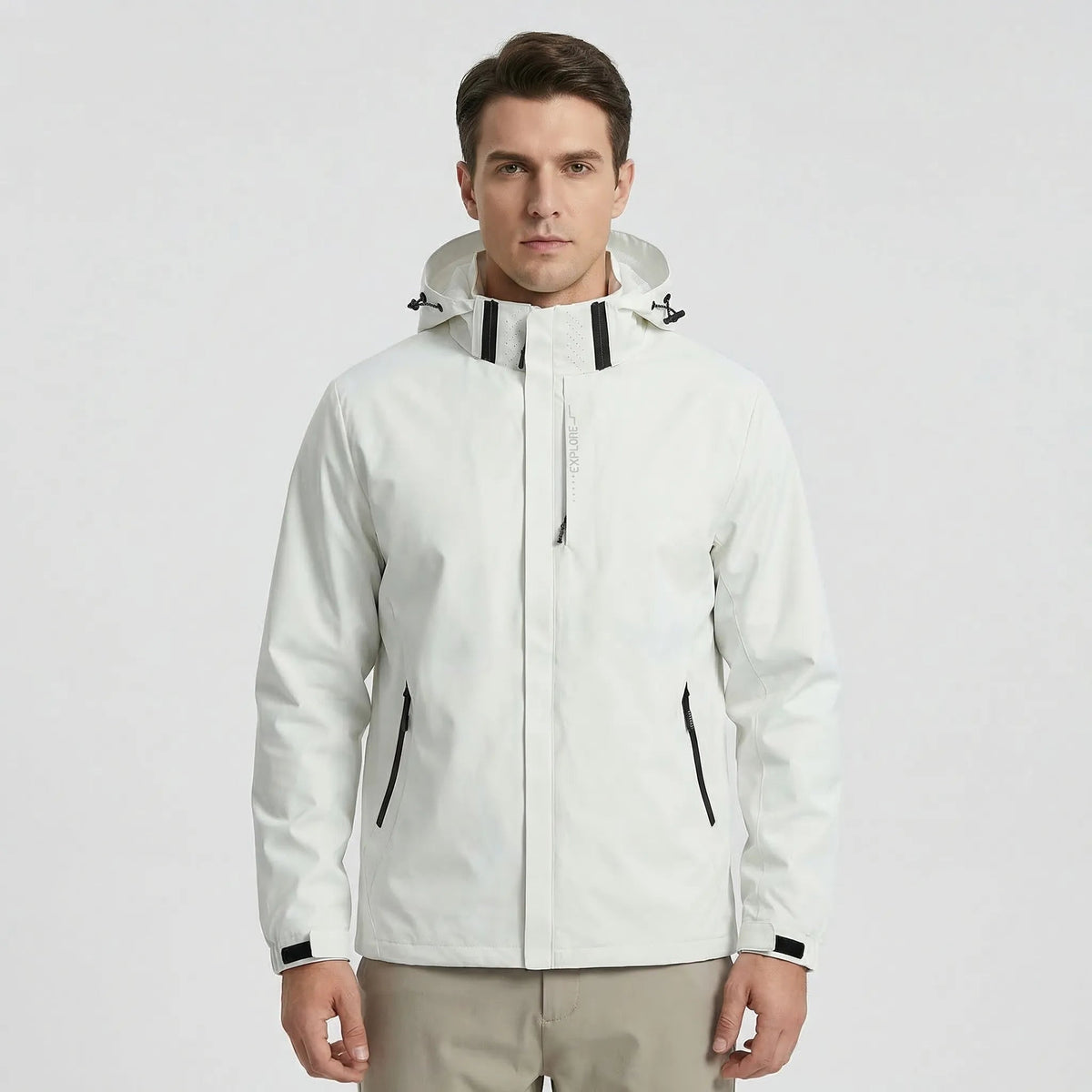 Witte regenjas met capuchon gedragen door man, verstelbare koorden zichtbaar | Boutique Moda