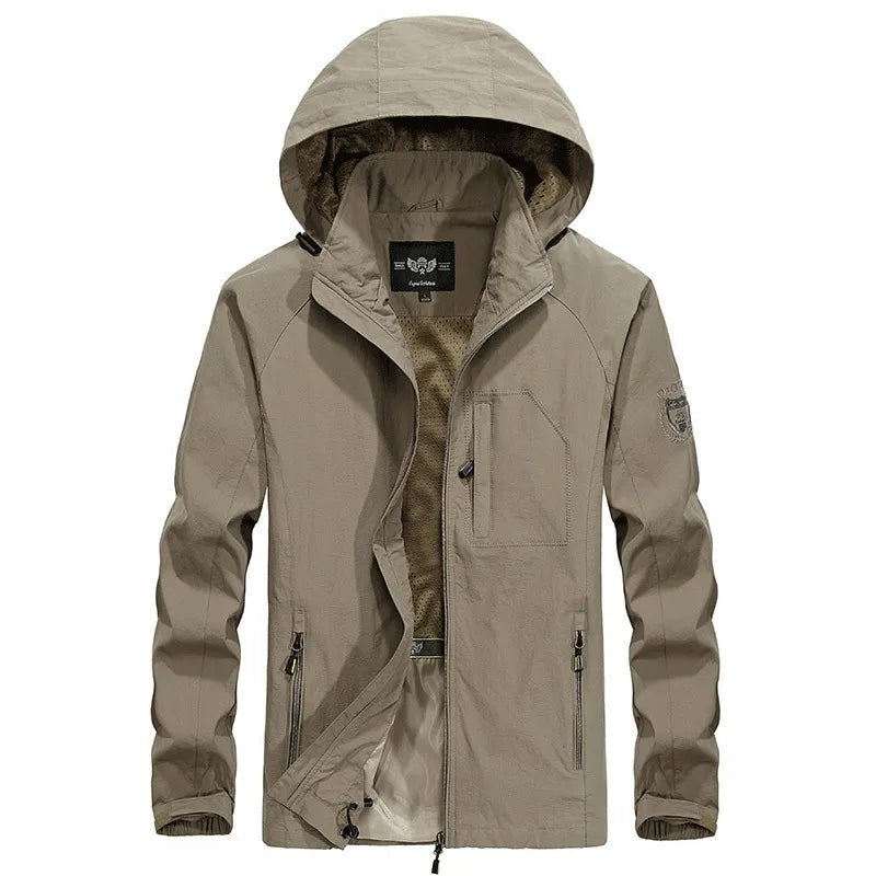 Beige outdoorjas met capuchon, geritst, los liggend getoond op witte achtergrond | Boutique Moda