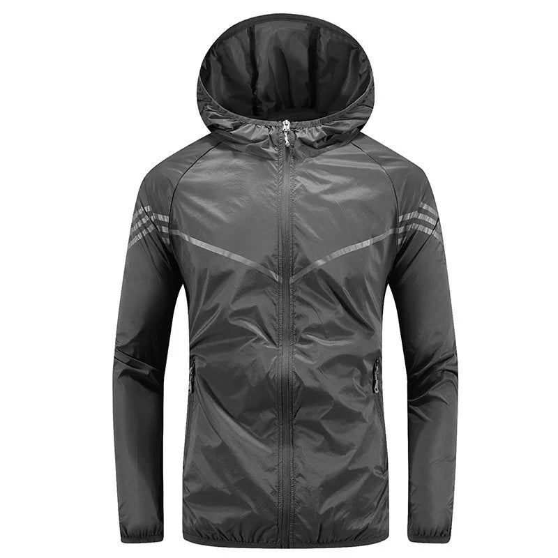Grijze waterdichte hardloopjas met capuchon en rits, uitgestald op platte ondergrond | Boutique Moda