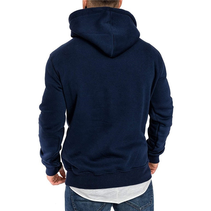 Donkerblauwe hoodie met capuchon, achteraanzicht, gedragen door een man | Boutique Moda