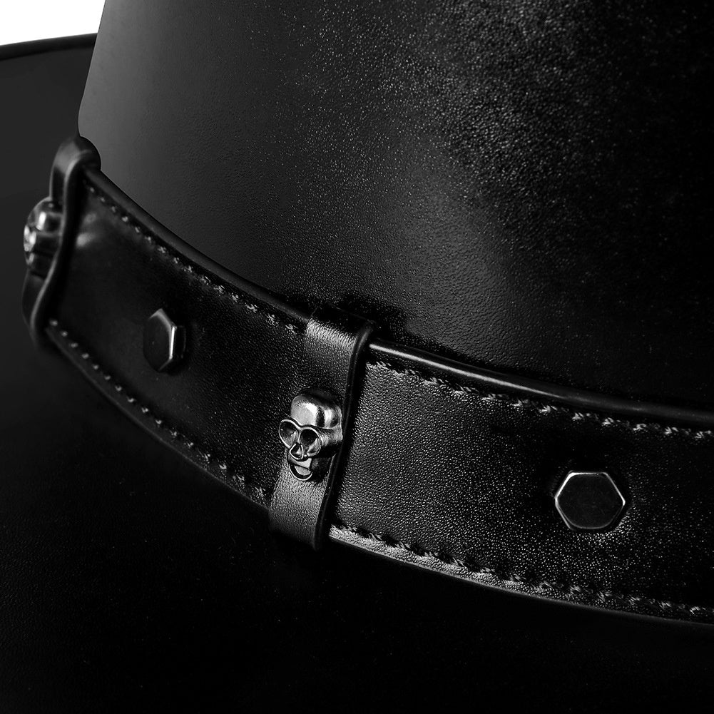 Zwarte hoge hoed met riem, studs en schedeldetails, close-up | Boutique Moda