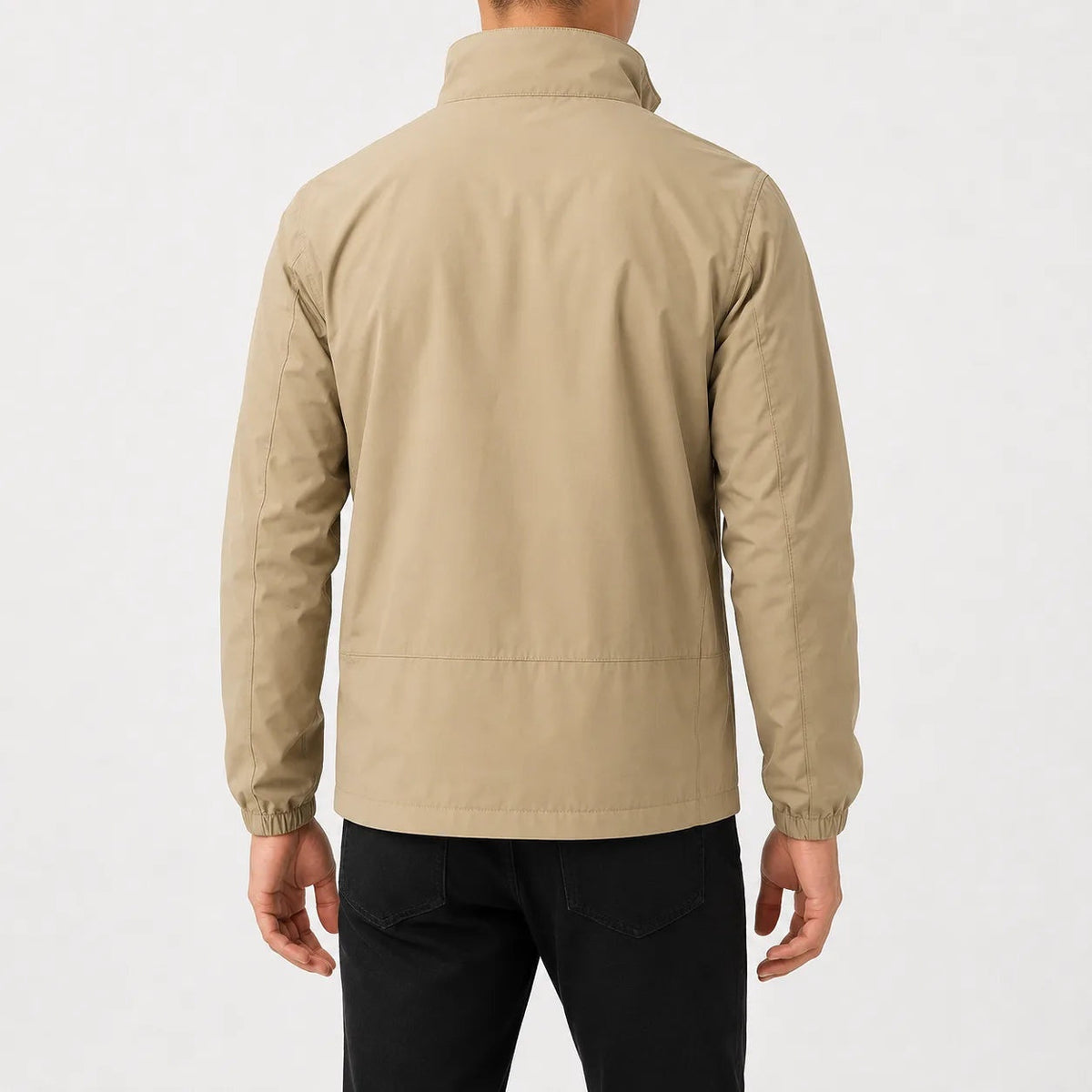 Beige regenjas met opstaande kraag, gedragen door man van achteren | Boutique Moda