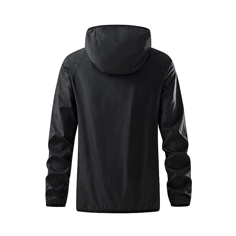 Zwarte jas met capuchon, achteraanzicht, gedragen door een persoon | Boutique Moda